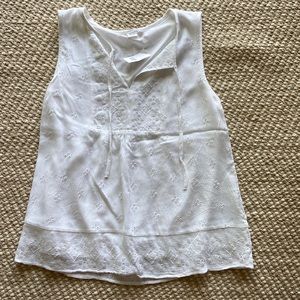 White sleeveless Gap shirt